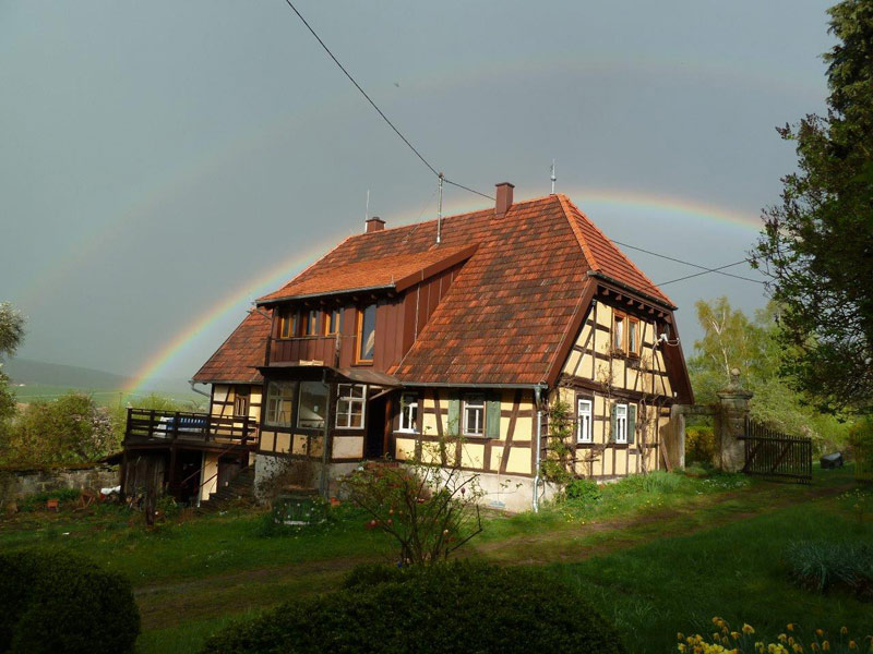 Fachwerkhaus mit Regenbogen